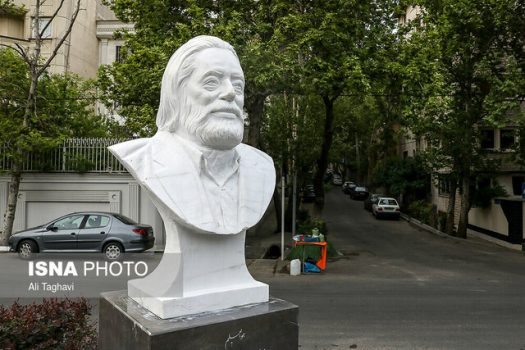 سردیس مرحوم جمشید مشایخی شبیه او نیست سردیس مرحوم جمشید مشایخی شبیه او نیست