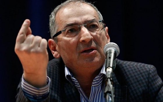 «زیباکلام» دولت روحانی را به گِلگیرِ ماشین تشبیه کرد! «زیباکلام» دولت روحانی را به گِلگیرِ ماشین تشبیه کرد!